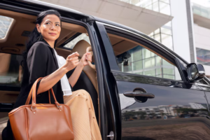 businesswoman-getting-taxi-cab_23-2149236692.jpg (AVIF Image 626 × 417 pixels)