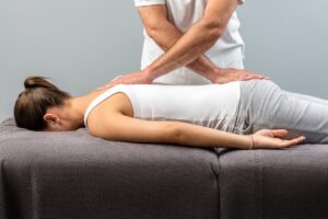 pYJjEwCQ-chiropractor-working-on-woman-s-back.jpg