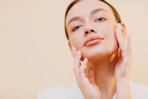 ما الذي يُميّز جراحة ترميم ندبات الوجه عن الليزر؟