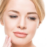 هل عملية حقن حشو الصدغين مؤلمة أم مريحة؟