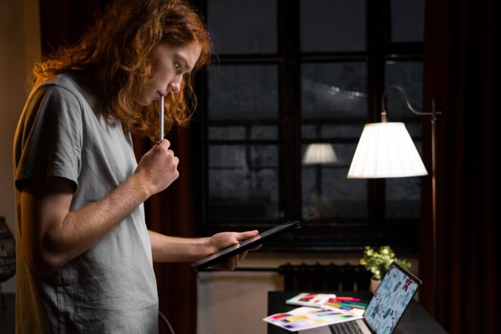 side-view-woman-holding-tablet (1)