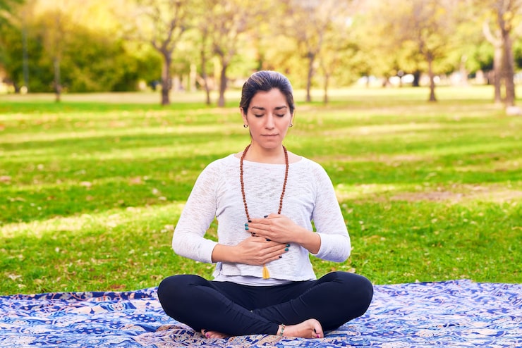 woman-doing-reiki-yoga-pose-park-chakra-pose_182646-100